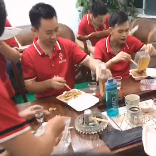 AG8亚洲游集团饰品厂员工夜宵